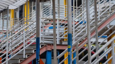 Yaya köprüleri için soyut şekilli demir borular. Otobüs terminalinde köprüden geçiyorum. Demir borulardan bir köprü oluşturun.