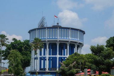 Temiz su depolamak için büyük bir beton tank. Büyük mavi bir küvet. 29 Eylül 2024 'te Endonezya' nın Merkez Java kentinde çekildi.