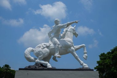 Prens Diponegoro 'nun beyaz heykeli Magelang şehrinde ata biniyor. Kahraman Diponegoro 'nun heykeli Magelang' da mavi gökyüzü arka planında sergilenir. 29 Eylül 2024 'te Endonezya' nın Merkez Java kentinde çekildi.
