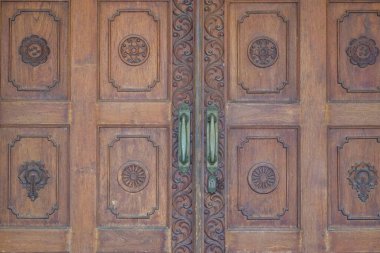 Ahşap kapılar ve klasik kulplar. Tahta kapı büyük ve klasik bir izlenime sahip.