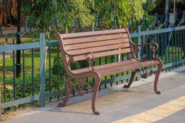 Kaldırımda uzun demir sandalyeler. Dinlenmek için sandalye. şehir kaldırım manzarası