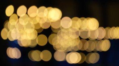 Bokeh ışıklarının soyut şekilleri, desenleri ve dokuları. Odaklanmış ışık ışınları. Grafik tasarımı için soyut arkaplan