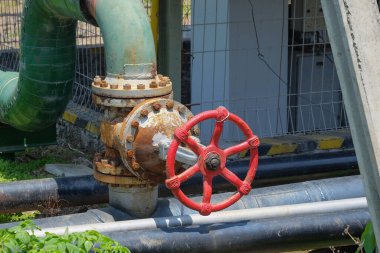 Jeotermal gaz boru hattının kontrol vanası. Gaz hacmi kontrol sistemi. Jeotermal endüstri