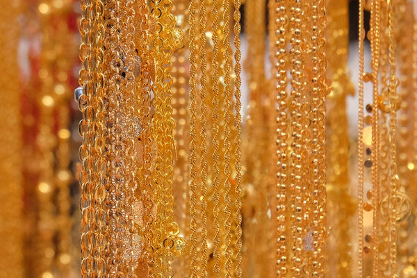 Закрыть поддельное золотое ожерелье. Абстракции, узоры и текстуры золотых цепочных ожерелья.