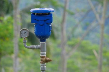 Temiz su borularındaki hava boşaltma valfi aracı. Su borusu kurulumlarına kurulmuş araçlar