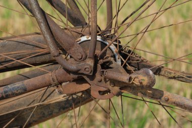 Eski bir bisikletin arka dingili. Paslı arka dingil kahverengi. Klasik ve klasik nesneler.