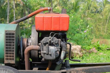Elektrik tedariği için dizel motor. Kırmızı tanklı dizel motor. Taşınabilir güç jeneratörü