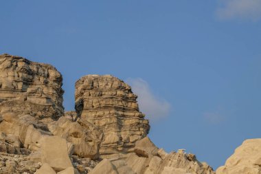 Sütunlar ve duvarlar gibi kireçtaşı yapılar. Kireçtaşı kayalarının şekli, şekli ve dokusu. Mavi gökyüzündeki kireçtaşı kayaları. Grafik tasarımı için doğal taş deseni ve doku arkaplanı.