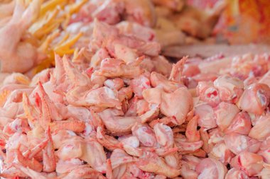 Bir yığın taze tavuk eti. Geleneksel pazarda tavuk eti satıcısı. Izgara tavuk satış işi.