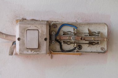Kırık anahtarlar ve beyaz arka planda elektrik prizleri. Hasarlı ve açık prizler çok tehlikelidir. Elektrik çarpar ve kısa devre yapar