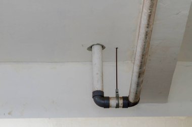 Binaya drenaj boruları döşenmiş. PVC boru tesisatı. Tuvaletlerden atık su atmak için.