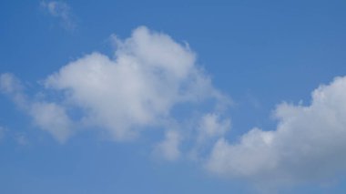 Beyaz bulutların soyut deseni ve dokusu mavi gökyüzü arka planına yığılmıştı. Grafik tasarımı için boşluk kopyala. Doğal desen ve doku arkaplanı