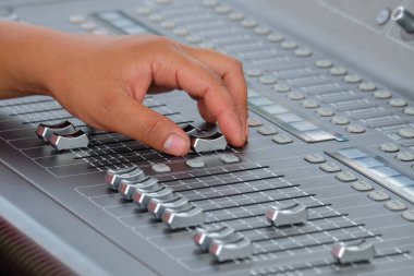 Mikser operatörünün elinde düğme tutarken yaklaş. Açık hava için ses sistemi