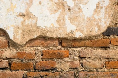 Hasarlı eski kırmızı tuğla duvarın şekli, şekli ve yüzey dokusu klasik bir izlenim veriyor. Eski duvar soyuluyor ve inliyor. Doğal desenlerin ve eski duvarların dokularının arka planı. Uzayı kopyala Soyut grafik tasarımı