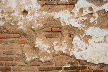 Hasarlı eski kırmızı tuğla duvarın şekli, şekli ve yüzey dokusu klasik bir izlenim veriyor. Eski duvar soyuluyor ve inliyor. Doğal desenlerin ve eski duvarların dokularının arka planı. Uzayı kopyala Soyut grafik tasarımı