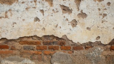 Hasarlı eski kırmızı tuğla duvarın şekli, şekli ve yüzey dokusu klasik bir izlenim veriyor. Eski duvar soyuluyor ve inliyor. Doğal desenlerin ve eski duvarların dokularının arka planı. Uzayı kopyala Soyut grafik tasarımı