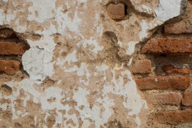 Hasarlı eski kırmızı tuğla duvarın şekli, şekli ve yüzey dokusu klasik bir izlenim veriyor. Eski duvar soyuluyor ve inliyor. Doğal desenlerin ve eski duvarların dokularının arka planı. Uzayı kopyala Soyut grafik tasarımı