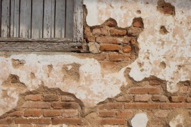 Şekiller, şablonlar ve kırmızı tuğla duvarların yüzey dokuları ve eski ahşap pencereler. Eski, ahşap duvarlar ve pencereler. Gözenekli pencereler. Doğal desen ve doku arka planı. Uzayı kopyala Soyut grafik tasarımı