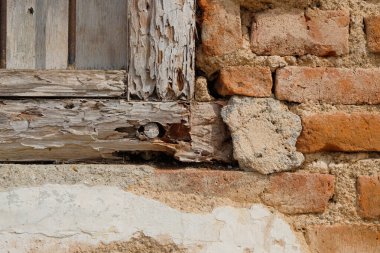 Şekiller, şablonlar ve kırmızı tuğla duvarların yüzey dokuları ve eski ahşap pencereler. Eski, ahşap duvarlar ve pencereler. Gözenekli pencereler. Doğal desen ve doku arka planı. Uzayı kopyala Soyut grafik tasarımı