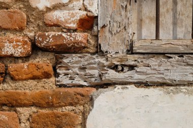 Şekiller, şablonlar ve kırmızı tuğla duvarların yüzey dokuları ve eski ahşap pencereler. Eski, ahşap duvarlar ve pencereler. Gözenekli pencereler. Doğal desen ve doku arka planı. Uzayı kopyala Soyut grafik tasarımı