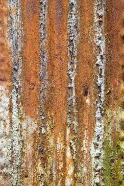 Grunge Shape, paslı bir teneke çatının deseni ve yüzey dokusu. Hasarlı ve paslı teneke çatı. Eski ve eski moda görünüyor. Arka planda doğal bir desen ve doku var. Uzayı kopyala Soyut grafik tasarımı.