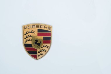 Porsche araba logosu beyaz arka planda izole edilmiş. Kopyala uzayı. 2 Kasım 2024 'te Wonosobo, Merkez Java, Endonezya' da çekildi.