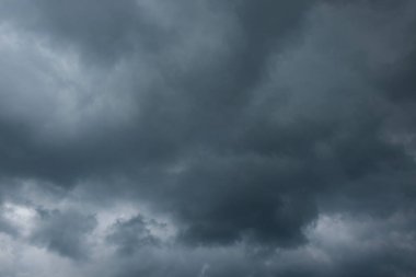 Gökyüzündeki dramatik kara bulutların soyut şekilleri, desenleri ve dokuları. Atmosfer gergin görünüyordu. Yağmurun işareti. Doğal desen ve doku arkaplanı. Boşluğu kopyala. Grafik tasarımı veya afiş arkaplanı için