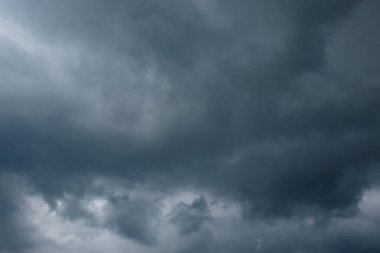 Gökyüzündeki dramatik kara bulutların soyut şekilleri, desenleri ve dokuları. Atmosfer gergin görünüyordu. Yağmurun işareti. Doğal desen ve doku arkaplanı. Boşluğu kopyala. Grafik tasarımı veya afiş arkaplanı için