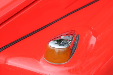 Eski arabalardaki dönüş sinyalleri kırmızıdır. Eski ve antika arabalar. Sarı cam ve krom.