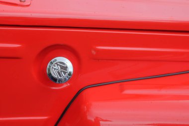 Volkswagen benzin kapağı, arka planı kırmızı olan gümüşten yapılmıştır. 3 Kasım 2024 'te Wonosobo, Orta Java, Endonezya' da çekildi.