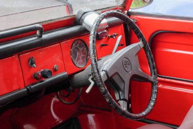 Klasik bir Volkswagen arabasının önü. Gösterge paneli ve direksiyon eski görünüyor. 3 Kasım 2024 'te Wonosobo, Orta Java, Endonezya' da çekildi.