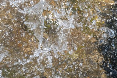 Soyut şekiller, şablonlar ve su dokuları doğaya sıçrar. Arka plan Doğal su desenleri ve dokuları. Grafik tasarımı veya afiş arkaplanı için