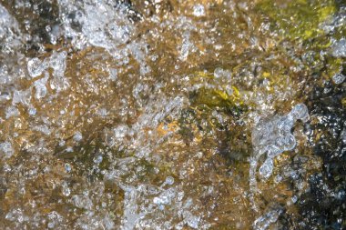 Soyut şekiller, şablonlar ve su dokuları doğaya sıçrar. Arka plan Doğal su desenleri ve dokuları. Grafik tasarımı veya afiş arkaplanı için