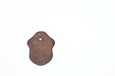 Deriden yapılmış eski bir anahtarlığın kapağını kapat. Anahtarlık kahverengi ve yıpranmış görünüyor. Boşluğu kopyala