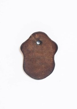 Deriden yapılmış eski bir anahtarlığın kapağını kapat. Anahtarlık kahverengi ve yıpranmış görünüyor. Boşluğu kopyala