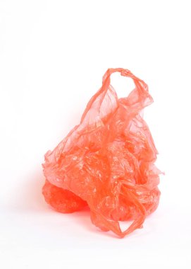 Soyut desenli ve desenli kırmızı plastik poşeti kapat. İzole edilmiş beyaz arkaplan. Çevresel kavram. Grafik tasarımı veya afiş arkaplanı için alanı kopyala.