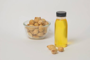 Sarı şamdan yağını bir şişeye koy ve beyaz bir zemin üzerine izole edilmiş bir yığın şamdan çekirdeği. Bitkisel ilaç ve baharat kavramı. Cam bir kapta mum çekirdeği yığını. Metin için yer kopyala. Tasarım veya afiş arka planı için.