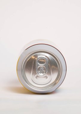 Alüminyum içecekler beyaz arka planda izole edilebilir. Paketleme içecek endüstrisi kavramı. Parça kapsayabilir. Metin için boşluk kopyala. Grafik tasarımı ve arkaplan