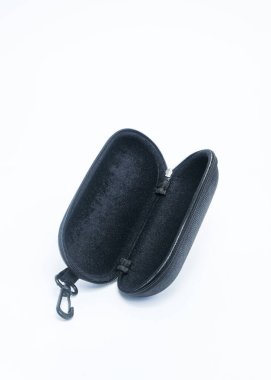 Beyaz arka planda izole edilmiş siyah bir gözlük kutusunu kapat. Askılı dosya. Metin için alanı kopyala. Model tasarımı. Grafik tasarımı veya afiş arkaplanı için