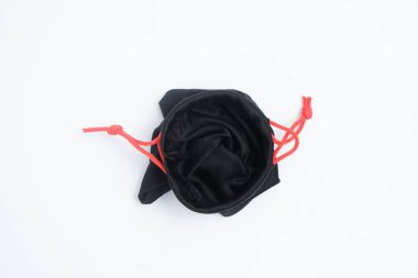 Beyaz arka planda izole edilmiş siyah bez gözlük kesesi. Kırmızı cep bandı. Metin için boşluk kopyala. Düz konum. Grafik tasarımı veya afiş arkaplanı için