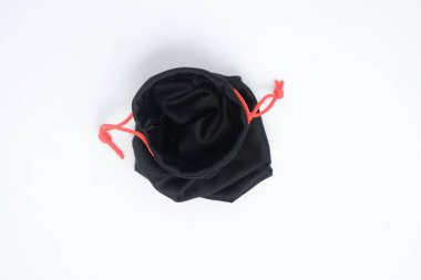 Beyaz arka planda izole edilmiş siyah bez gözlük kesesi. Kırmızı cep bandı. Metin için boşluk kopyala. Düz konum. Grafik tasarımı veya afiş arkaplanı için