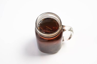 Beyaz arkaplanda izole edilmiş bir bardak çayı kapat. Metin için alanı kopyala. Geleneksel içecek konsepti. Grafik tasarımı veya afiş arkaplanı için koyu kırmızı renk.