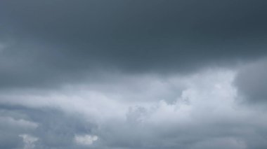 Koyu mavi bulutlu soyut doku arka planı. Metin için boşluk kopyala. İklim ve hava durumu kavramları. Grafik tasarımı veya afiş arkaplanı için doğal desenler, şekiller ve teknikler.