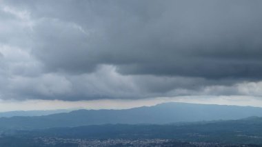 Vadilerin ve tepelerin üzerinde soyut dokuya sahip dramatik koyu mavi bulutlar. Tepelerin doğal görünümü. İklim ve hava konsepti. Grafik tasarımı veya afiş arkaplanı için.