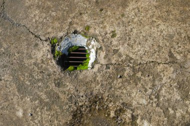 Beton zeminde drenaj kanalı. Endüstriyel ve çevresel kavram. Metin için alanı kopyala. Grafik tasarımı veya afiş arkaplanı için alanı kopyala
