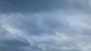 Kalın bulutlu soyut desen ve doku arkaplanı. Doğal arkaplan. Bulutlu mavi ile gri karışımı. Metin için alanı kopyala.