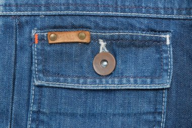 Mavi kot ceket cebinde boş deri etiketler. Model tasarımlar için. Eski moda deri etiketler. Giyim endüstrisi konsepti.