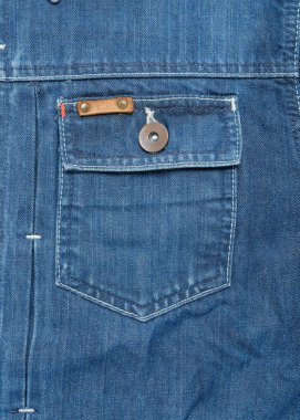 Mavi kot ceket cebinde boş deri etiketler. Model tasarımlar için. Eski moda deri etiketler. Giyim endüstrisi konsepti.