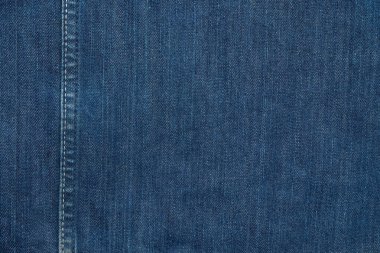 Mavi kot cekete beyaz dikiş. Giysi endüstrisi kavramı. Metin için alan kopyala. Jean kumaş dokusu arka planı.