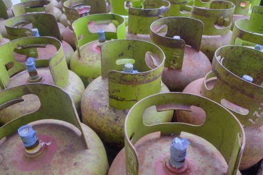 Sıralar dolusu yeşil 3kg LPG gaz silindirleri. Petrol ve gaz endüstrisi konsepti. LPG gazı kıtlığı ile ilgili haberler için. 11 Aralık 2024 'te Wonosobo, Merkez Java, Endonezya' da çekildi.